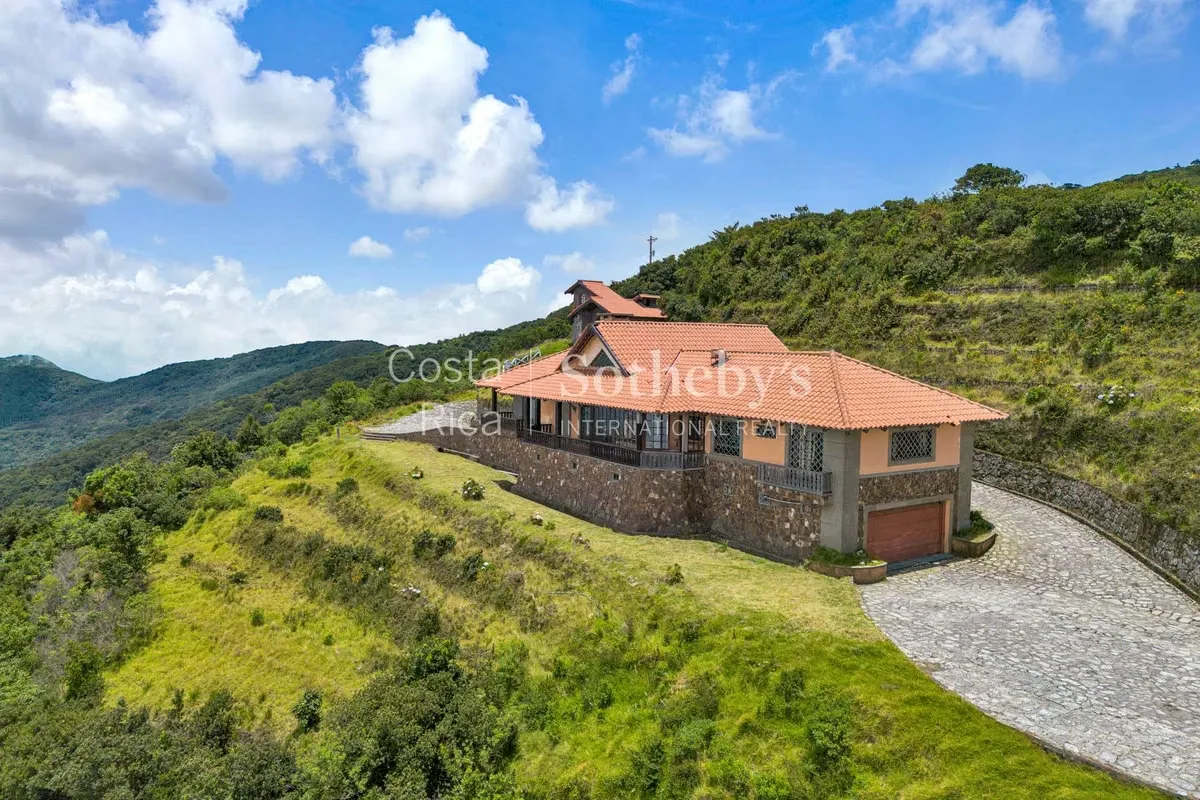 Esta enorme propiedad está protegida ya que es parte de la Reserva del Parque del Volcán Poás. La entrada se ubica justo en la ...