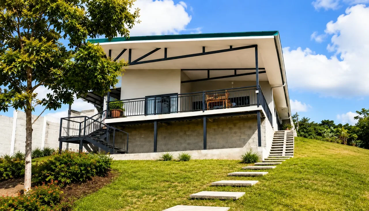 Discover the perfect balance of modern design, comfort, and a strategic location in Candelaria de Naranjo. This beautiful property is located in a quiet and safe residential area, ...