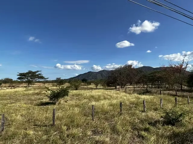 Linda propiedad plana y cercada ubicada al frente de la carretera principal que lleva del Puente la Amistad hacia Nicoya, a 800 metros de restaurante y cabinas Los Geranios. Tiene uso ...