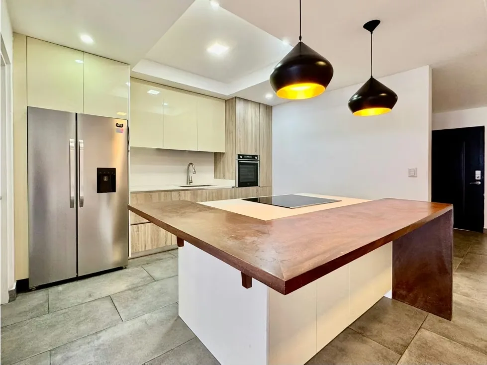 ¡Les presentamos una oportunidad única de adquirir una hermosa casa de dos niveles en un condominio familiar ubicado en Escazú! Este hogar ofrece una combinación perfecta de ...