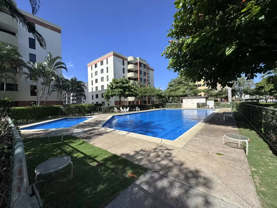 Posee terraza ya que está en el primer piso de la torre