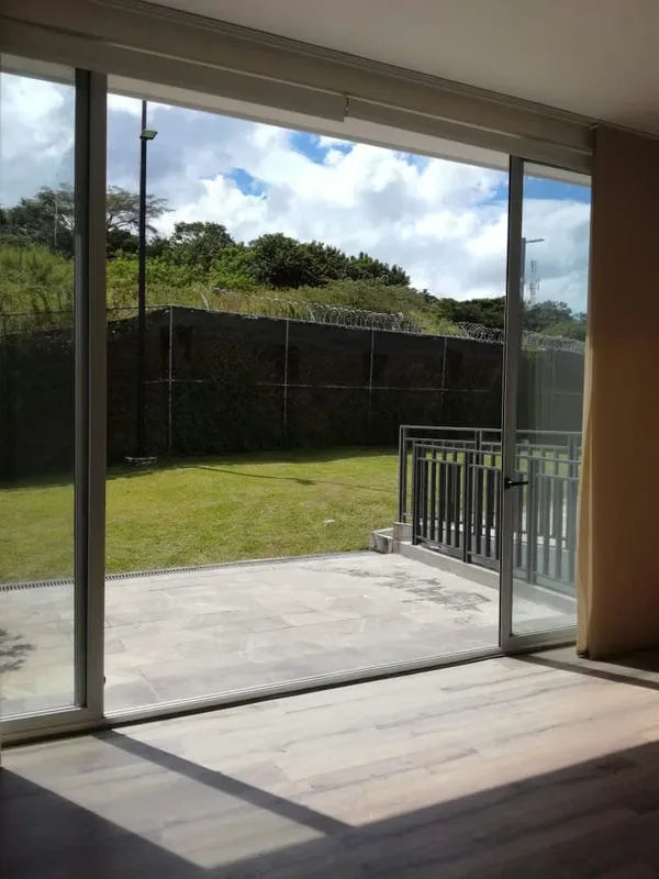 Moderno y amplio apartamento ubicado en el exclusivo condominio en Guachipelín de Escazú.
