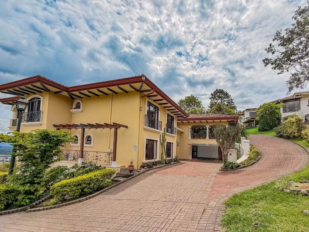 EXCLUSIVE LUXURY APARTMENT FOR RENT IN VILLA REAL