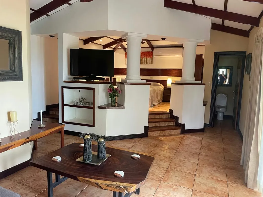 Localizado en Santa Ana, Rio Oro. Vista espectacular del Valle Central, Alajuela, Heredia, areas verdes, piscina. Unicamente 5 villas. Totalmente amueblado y recientemente equipado. ...