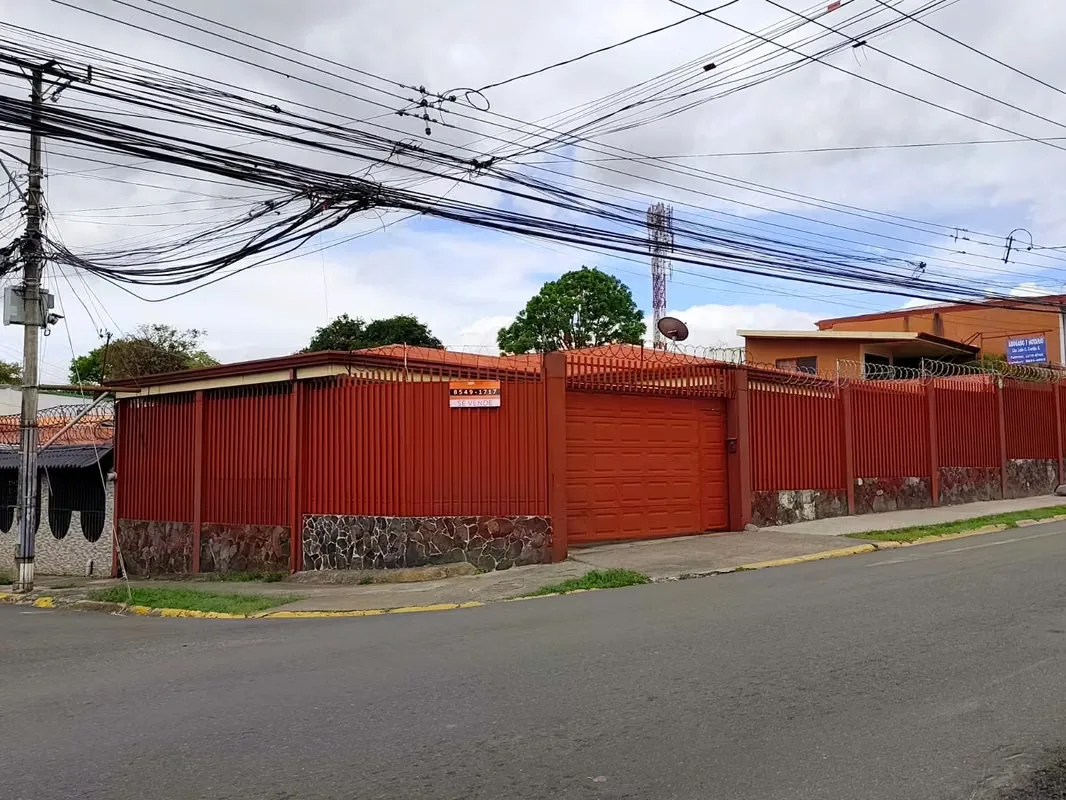 Ubicada en Urbanización Monte Claro, Desamparados, esta amplia residencia ofrece 240 m² de construcción sobre un lote de 408 m², con una ubicación estratégica cerca de transporte ...