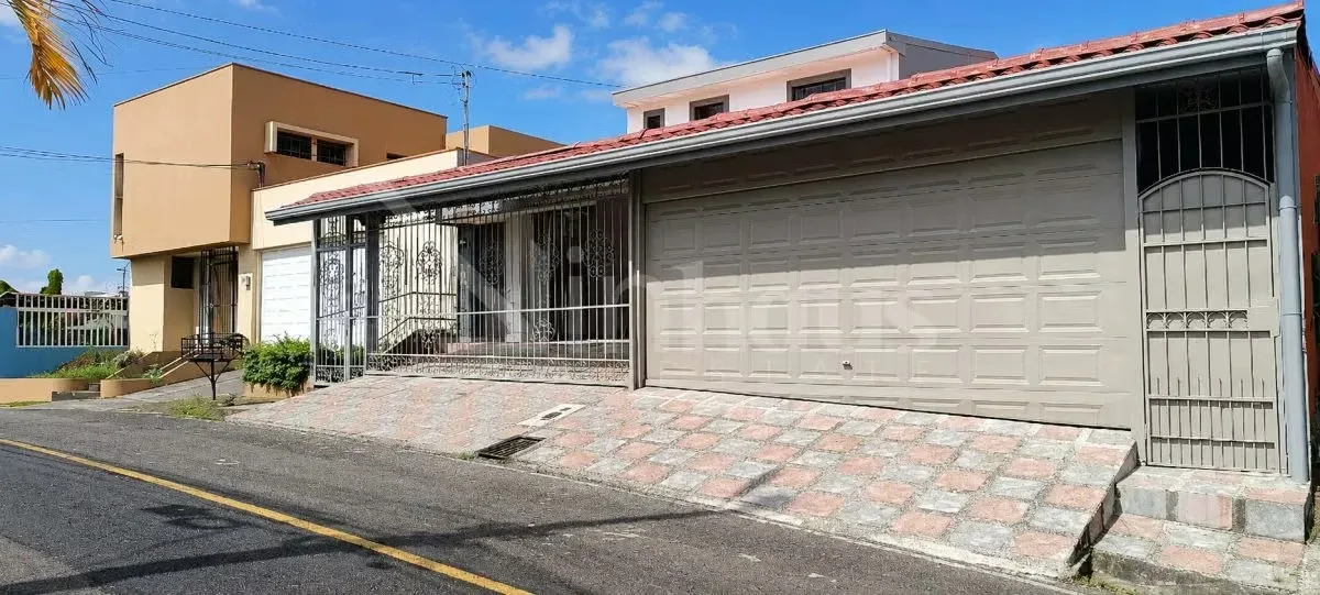 Amplia y elegante residencia en una de las zonas más cotizadas del Este de San José Ubicada en un entorno residencial seguro y de alta plusvalía, esta propiedad combina amplitud, ...