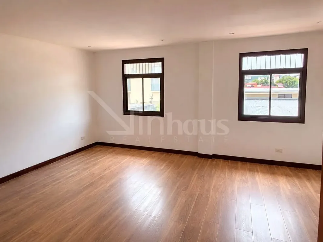 Amplia y elegante residencia en una de las zonas más cotizadas del Este de San José Ubicada en un entorno residencial seguro y de alta plusvalía, esta propiedad combina amplitud, ... — photo 2