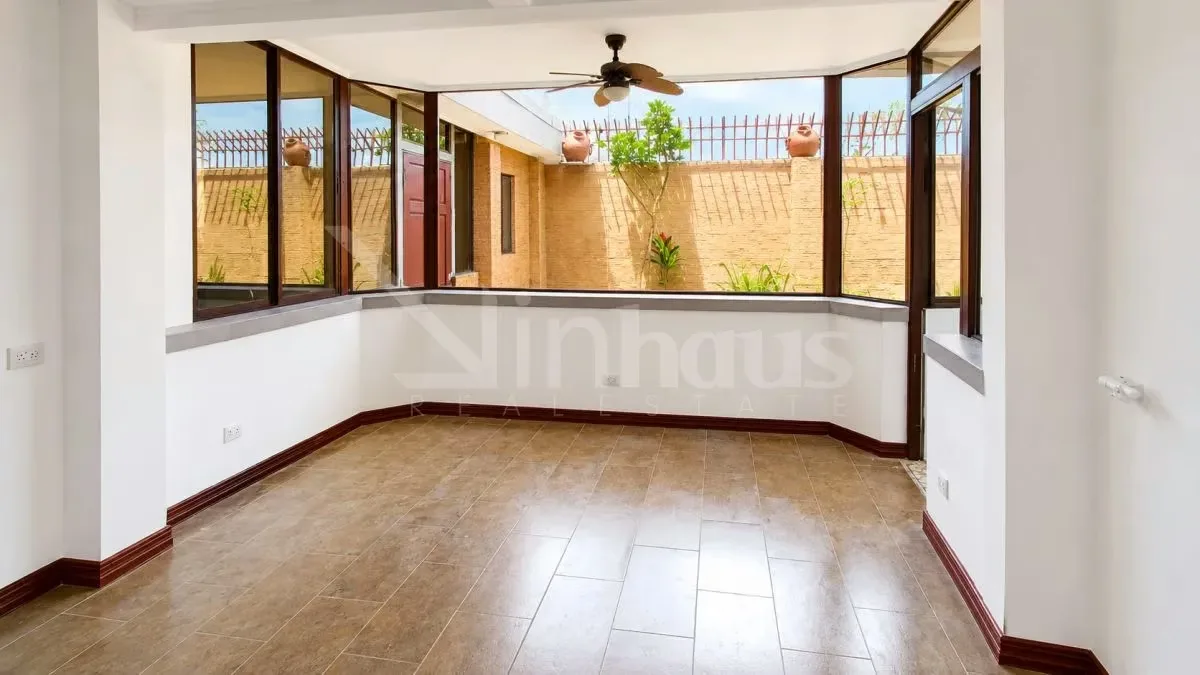 Amplia y elegante residencia en una de las zonas más cotizadas del Este de San José Ubicada en un entorno residencial seguro y de alta plusvalía, esta propiedad combina amplitud, ... — photo 3