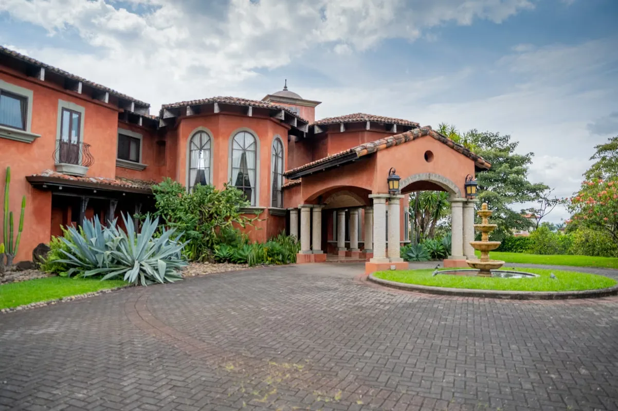 Luxury residence located in Río Oro, Santa Ana, with 1,000 square meters of construction on a private 9,400 square meter lot.
