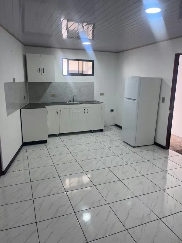 Apartamento semi-nuevo, ubicado muy céntrico. Es muy moderno y se encuentra prácticamente nuevo. Es para 2 personas y un niño pequeño o una mascota pequeña Se encuentra a 50 mts ...