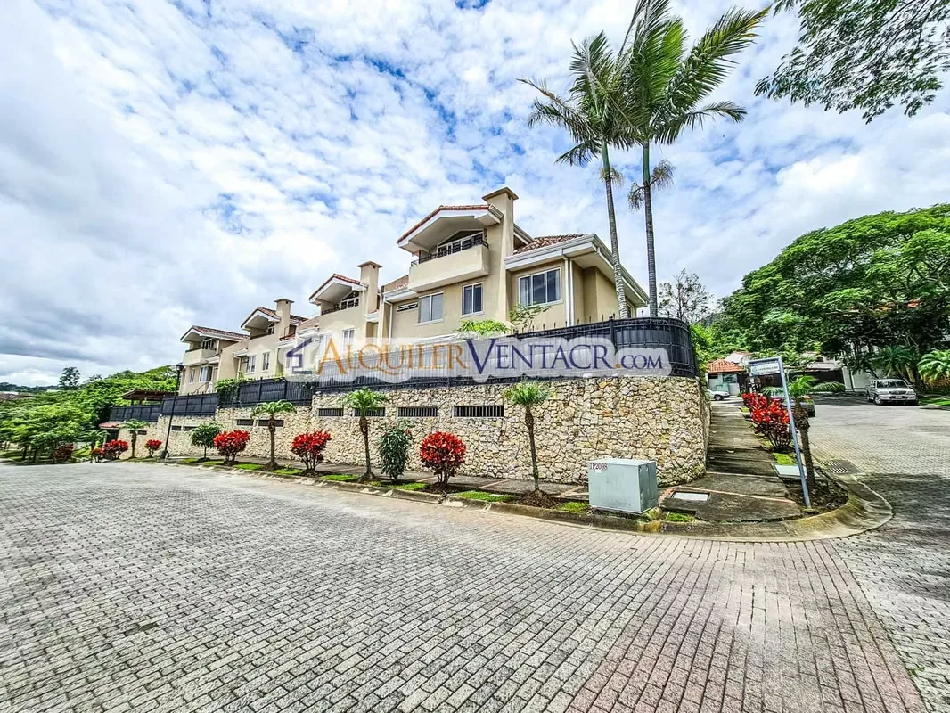 For sale beautiful 3-level English-style house in a private condominium in the best area of Jaboncillos Escazu, near Paco and the tennis courts, it measures a total of 414 m2 of ...