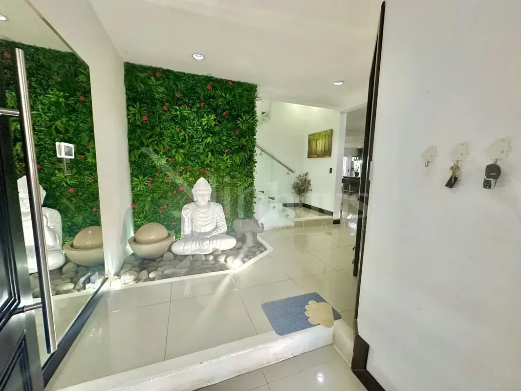 Ubicada en una zona residencial tranquila de Sabanilla, Montes de Oca, esta propiedad en condominio de 320 metros cuadrados de construcción sobre un lote de 252 metros cuadrados ofrece ...