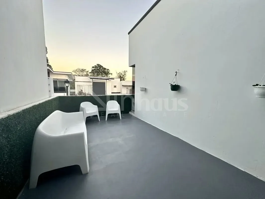 Ubicada en una zona residencial tranquila de Sabanilla, Montes de Oca, esta propiedad en condominio de 320 metros cuadrados de construcción sobre un lote de 252 metros cuadrados ofrece ... — photo 2