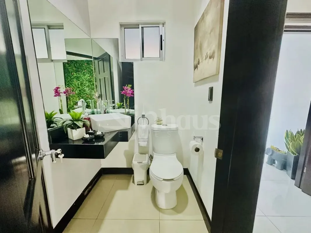 Ubicada en una zona residencial tranquila de Sabanilla, Montes de Oca, esta propiedad en condominio de 320 metros cuadrados de construcción sobre un lote de 252 metros cuadrados ofrece ... — photo 3
