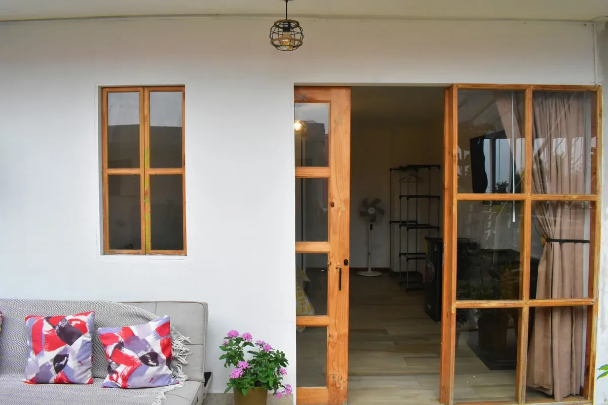 Se alquila hermosa habitación amueblada, baño con ducha dentro de la habitación (de uso exclusivo). Excelente ubicación en Escazú centro. Frente al parque central de Escazú. A 50 ...