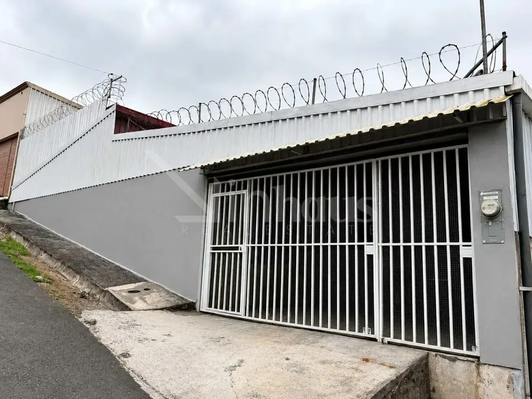 Casa en venta en Barrio Brenes, Concepción Acogedora propiedad ubicada en una zona residencial tranquila y de fácil acceso en Barrio Brenes, Concepción. Ideal para quienes buscan ...