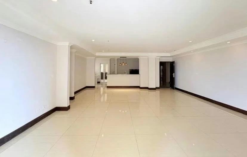 Alquiler de amplio y moderno apartamento en La Sabana.