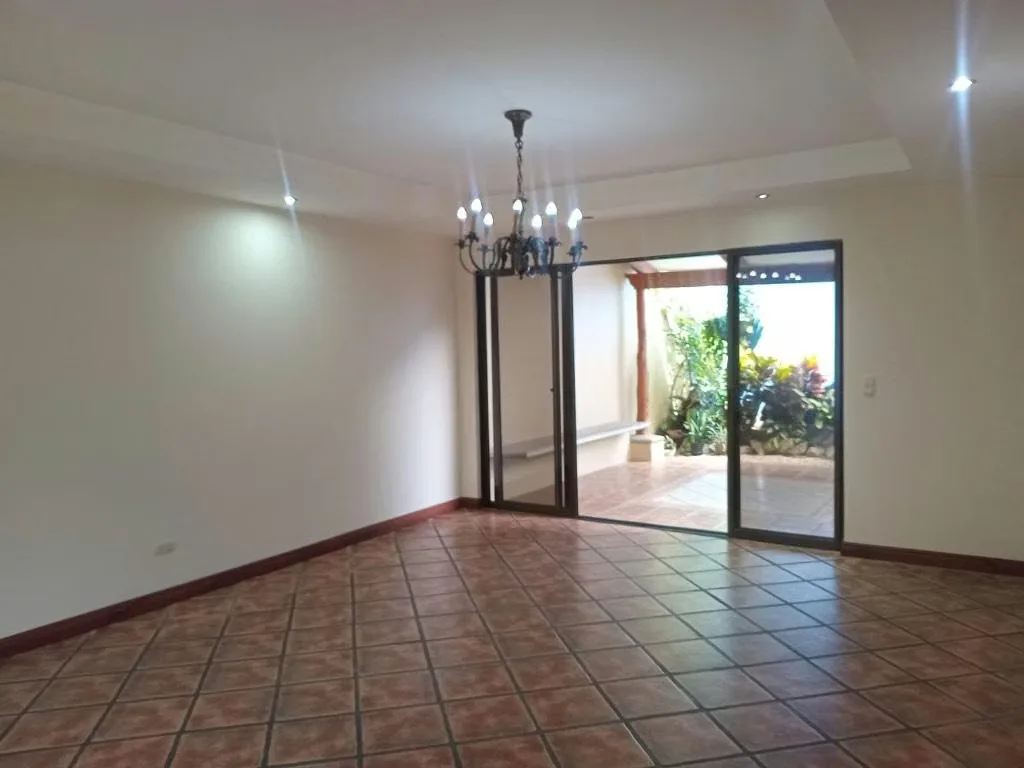 Se alquila amplia casa en Condominio ubicado en Jaboncillo de Escazú