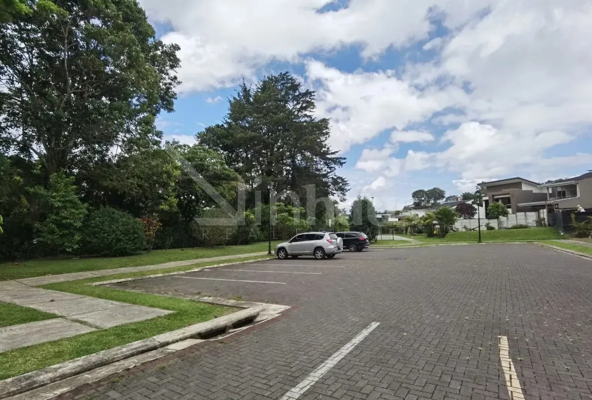 Visualiza la casa de tus sueños en un entorno donde el espacio personal y la naturaleza son la prioridad. Este lote se destaca dentro de un condominio exclusivo de solo 60 filiales, un ...