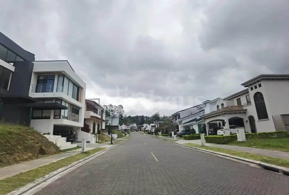 Visualiza la casa de tus sueños en un entorno donde el espacio personal y la naturaleza son la prioridad. Este lote se destaca dentro de un condominio exclusivo de solo 60 filiales, un ... — photo 2
