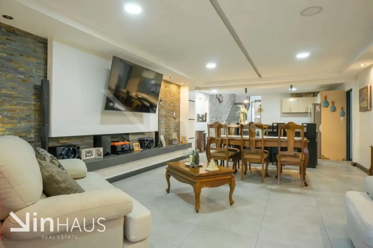 Venta de casa en Concepción de Tres Rios, en la primera planta cuenta con una amplia sala, cocina, comedor, medio baño de visitas, Terraza, espacio para un gimnasio y en la segunda ...