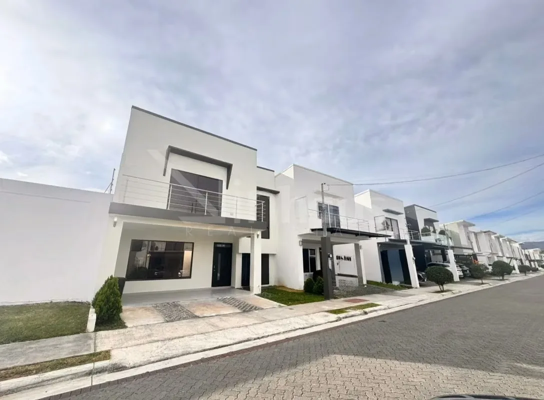Distribución pensada en la comodidad: Primer Nivel: Parqueo para 2 carros, baño de visitas, sala-comedor y cocina equipada con sobres modernos, plantilla y horno empotrados. Además, ...