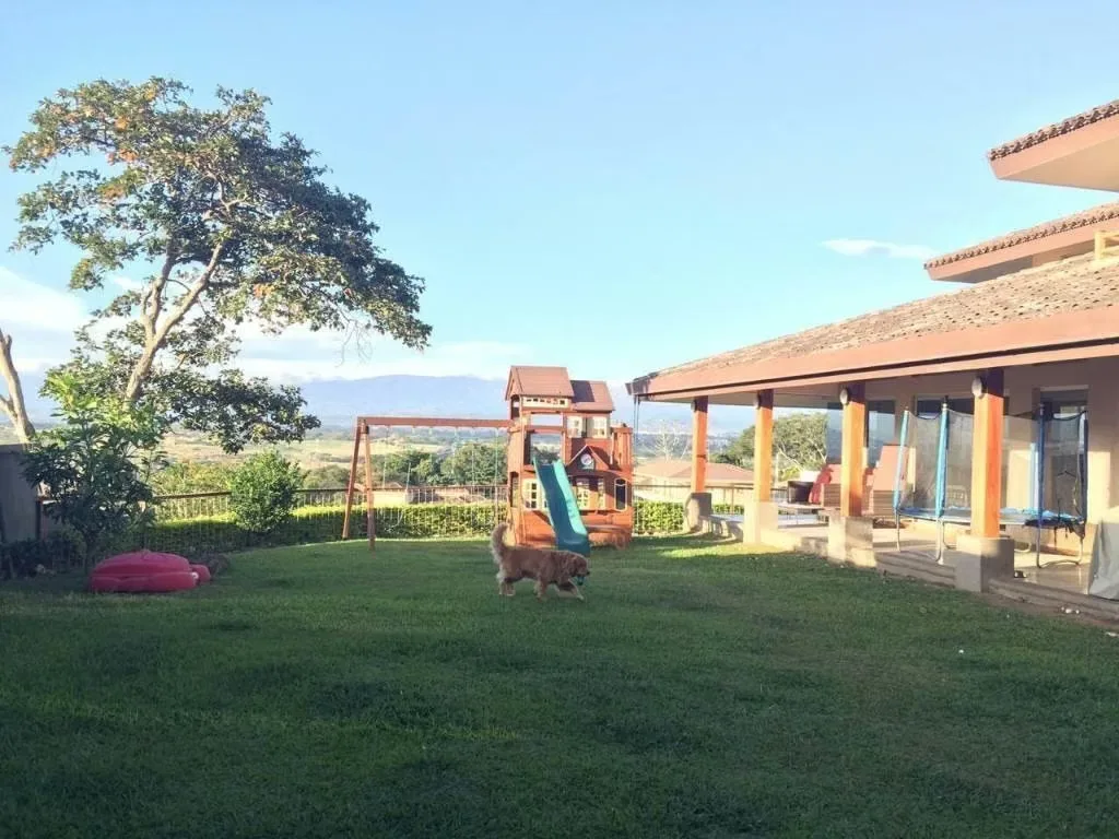 MA Asesorías vende hermosa y amplia casa de lujo en Brasil de Mora.