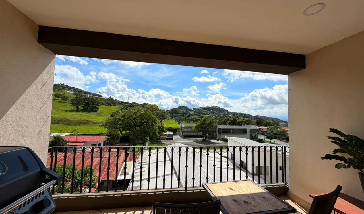 Spacious Apartment for Sale in La Alhambra Condominium — photo 2