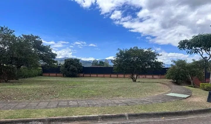 Lote esquinero completamente plano, Ubicado al este de la ciudad, en el sub-condominio Roble Sabana, con una hermosa vista hacia las montañas del suroeste.