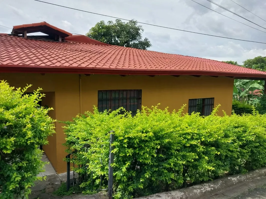 En una zona tranquila y segura. Casa de un nivel, rodeada de jardines, en pequeño condominio de 7 casas. Cerca del CTP de San Antonio, está a 1.5 k. del centro de Escazú, cerca de ...