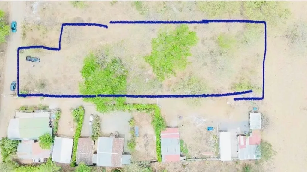 Discover an exceptional investment opportunity in El Llanito, a peaceful and rapidly growing area located just 10 minutes from Tamarindo Beach. This spacious 2,376 m² lot offers the ...