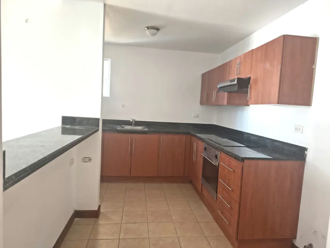 Sala, comedor, cocina, cuarto de pilas, 2 habitaciones, 2 baños, 2 parqueos.