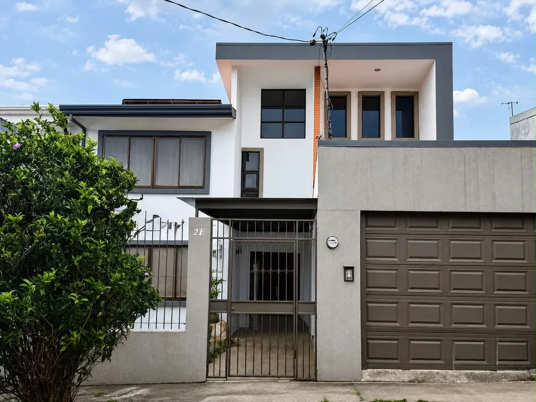 La casa se ubica cerca del AMPM de San Pablo de Heredia, y se encuentra en una residencial regulado por ...