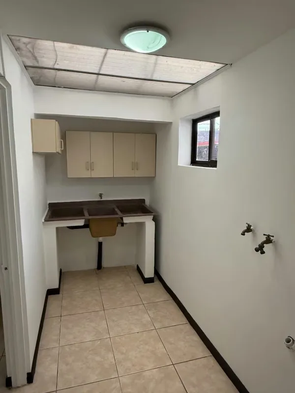 La casa se ubica cerca del AMPM de San Pablo de Heredia, y se encuentra en una residencial regulado por ... — photo 2