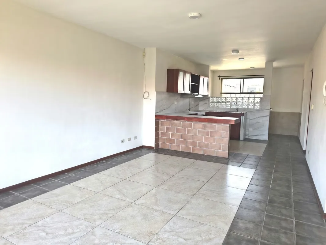 Sala, comedor, cocina, cuarto de pilas, baño de visitas, 1 parqueo, 2 dormitorios, 1 baño.