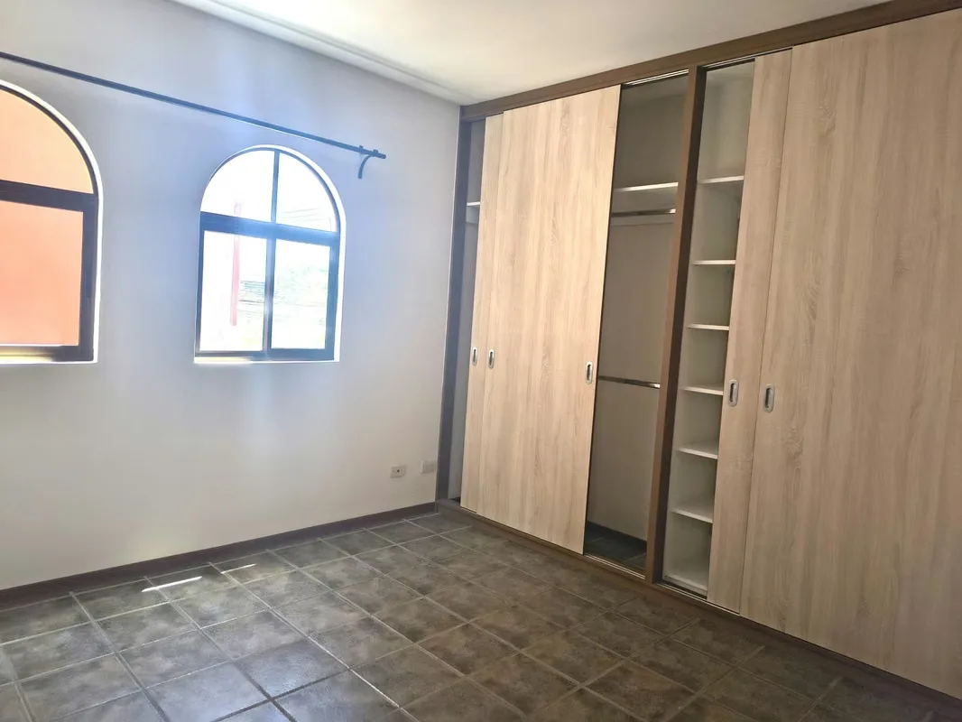 Sala, comedor, cocina, cuarto de pilas, baño de visitas, 1 parqueo, 2 dormitorios, 1 baño. — photo 2