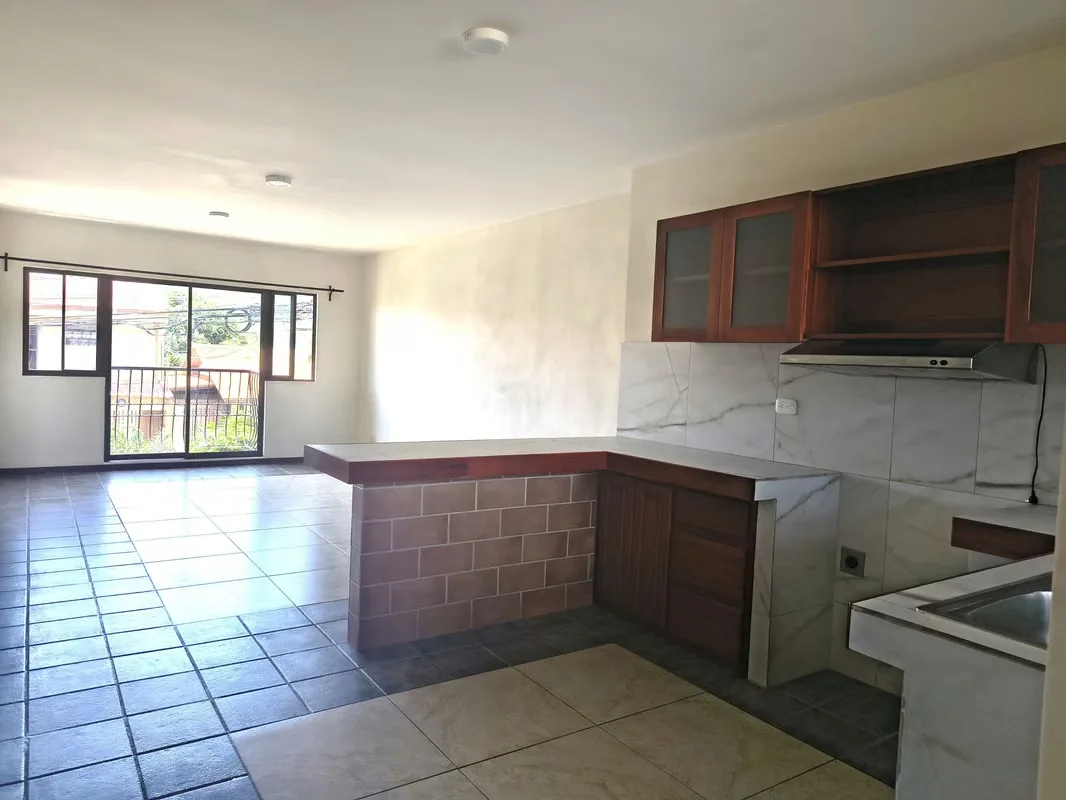 Sala, comedor, cocina, cuarto de pilas, baño de visitas, 1 parqueo, 2 dormitorios, 1 baño. — photo 3