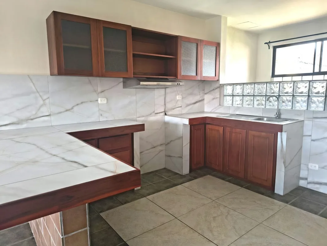 Sala, comedor, cocina, cuarto de pilas, baño de visitas, 1 parqueo, 2 dormitorios, 1 baño. — photo 4
