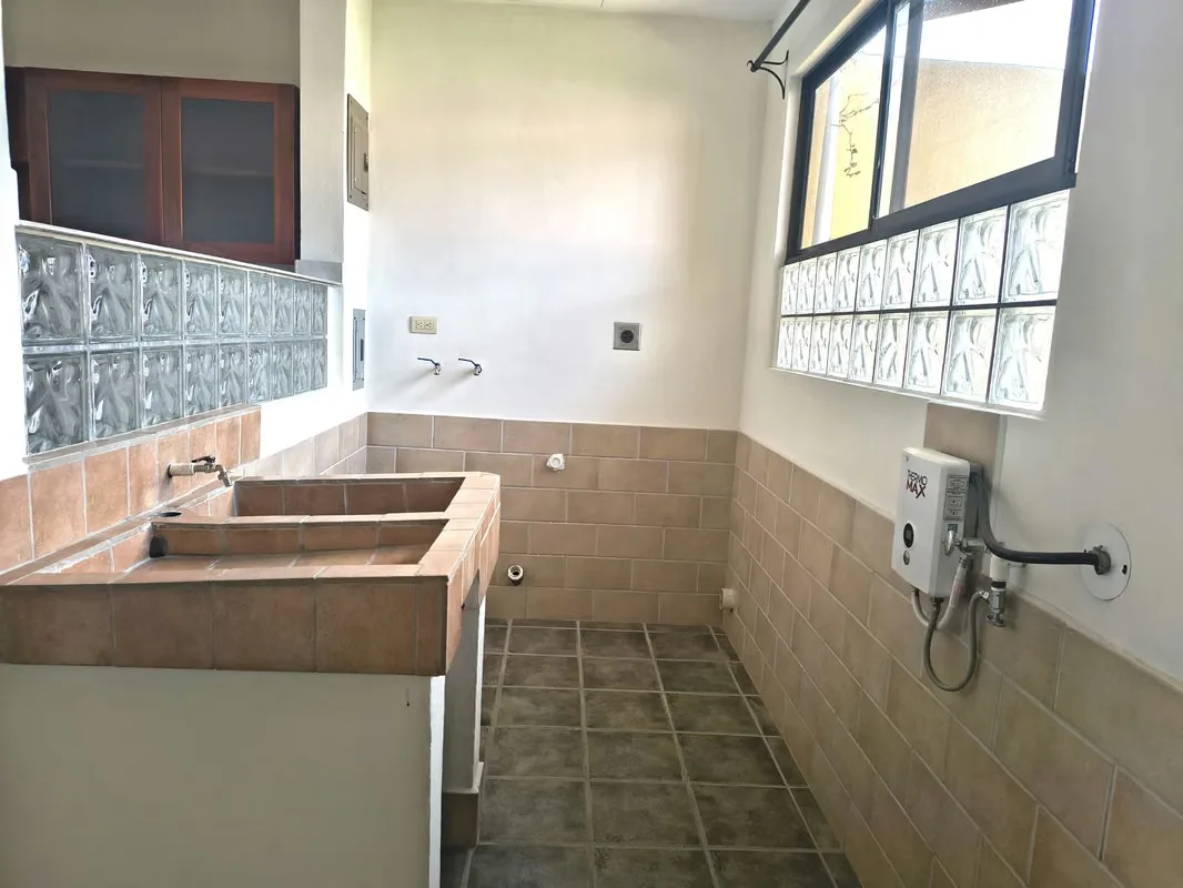 Sala, comedor, cocina, cuarto de pilas, baño de visitas, 1 parqueo, 2 dormitorios, 1 baño. — photo 5