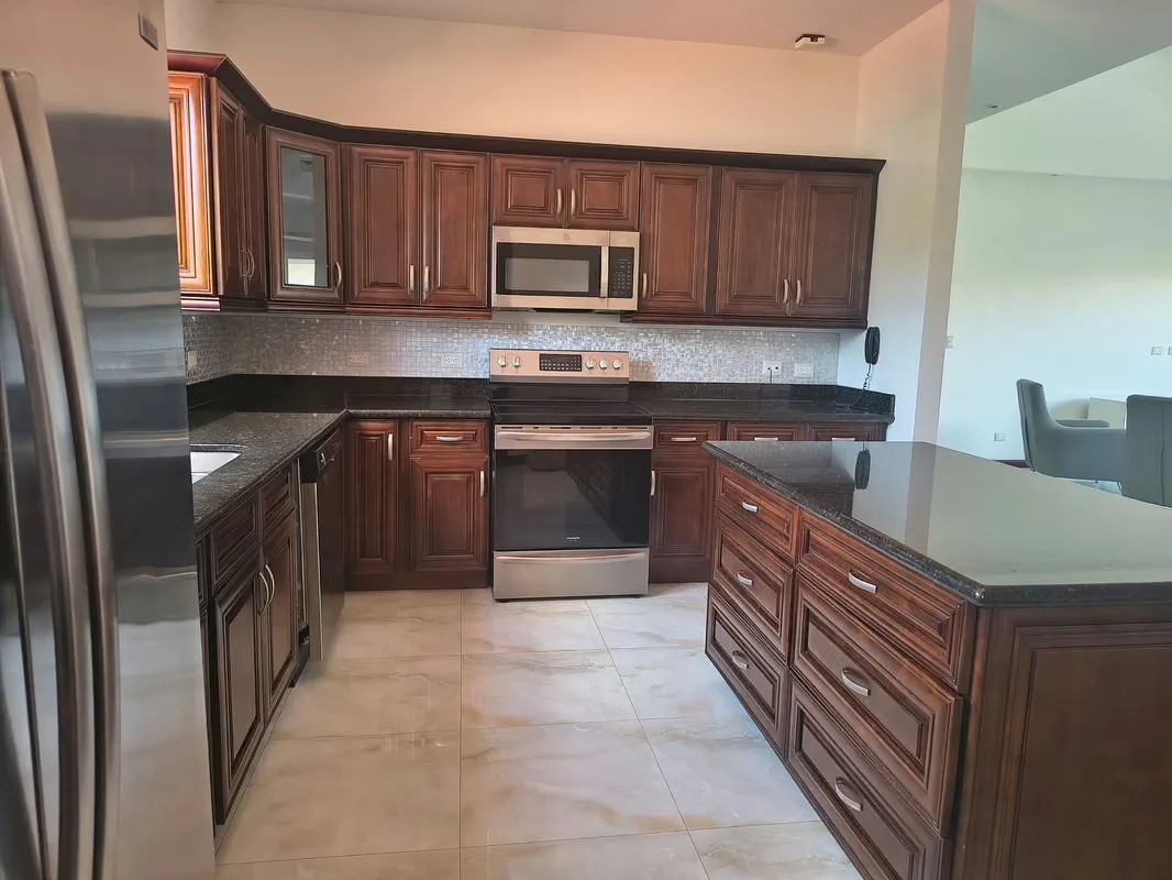 Sala, comedor, cocina, cuarto de pilas, 3 habitaciones, 2 baños, 2 parqueos.