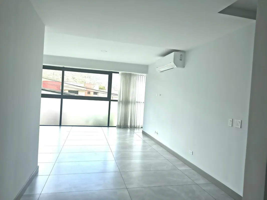 Sala, comedor, cocina, cuarto de pilas, cuarto de servicio, baño de visitas, sala de TV, 3 habitaciones con AA, 2 baños, 2 parqueos.