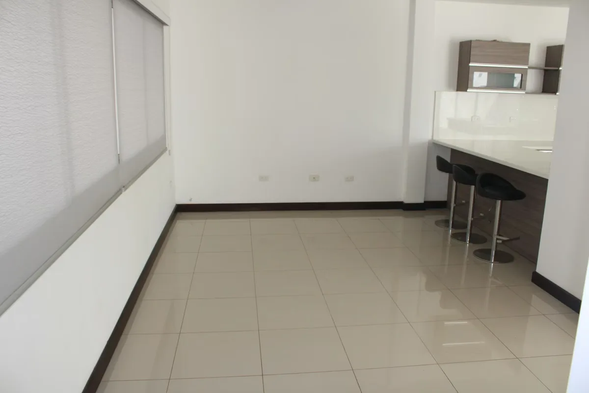 Sala, comedor, cocina, cuarto de pilas, baño de visitas, 2 parqueos, jardín, 3 habitaciones, 2 baños.