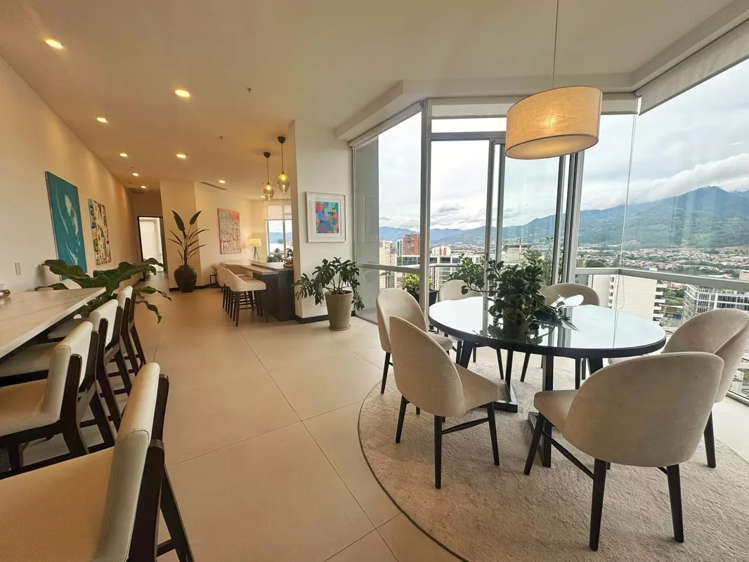 Una propiedad verdaderamente única dentro de una de las torres residenciales más exclusivas de la zona. Este espectacular apartamento nace de la unión de dos unidades, creando un ...