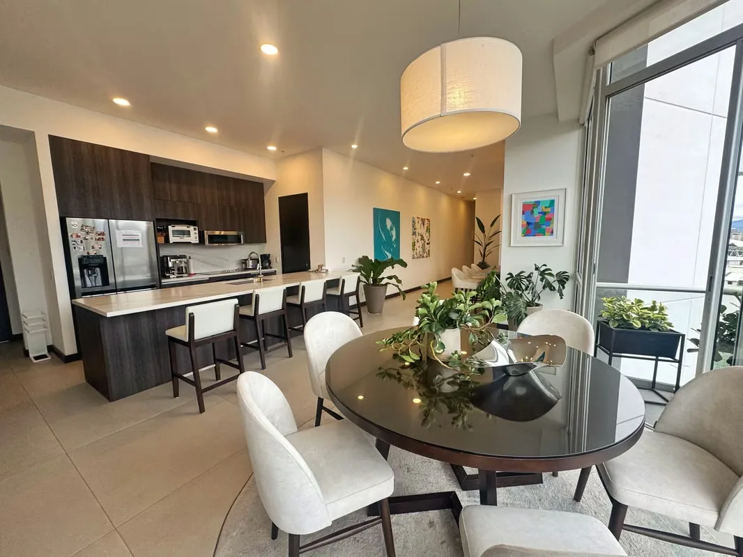 Una propiedad verdaderamente única dentro de una de las torres residenciales más exclusivas de la zona. Este espectacular apartamento nace de la unión de dos unidades, creando un ... — photo 3