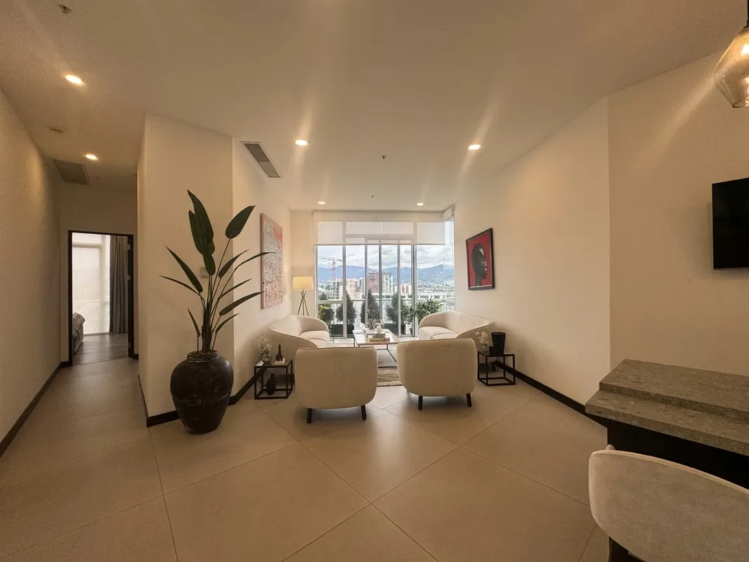 Una propiedad verdaderamente única dentro de una de las torres residenciales más exclusivas de la zona. Este espectacular apartamento nace de la unión de dos unidades, creando un ... — photo 5