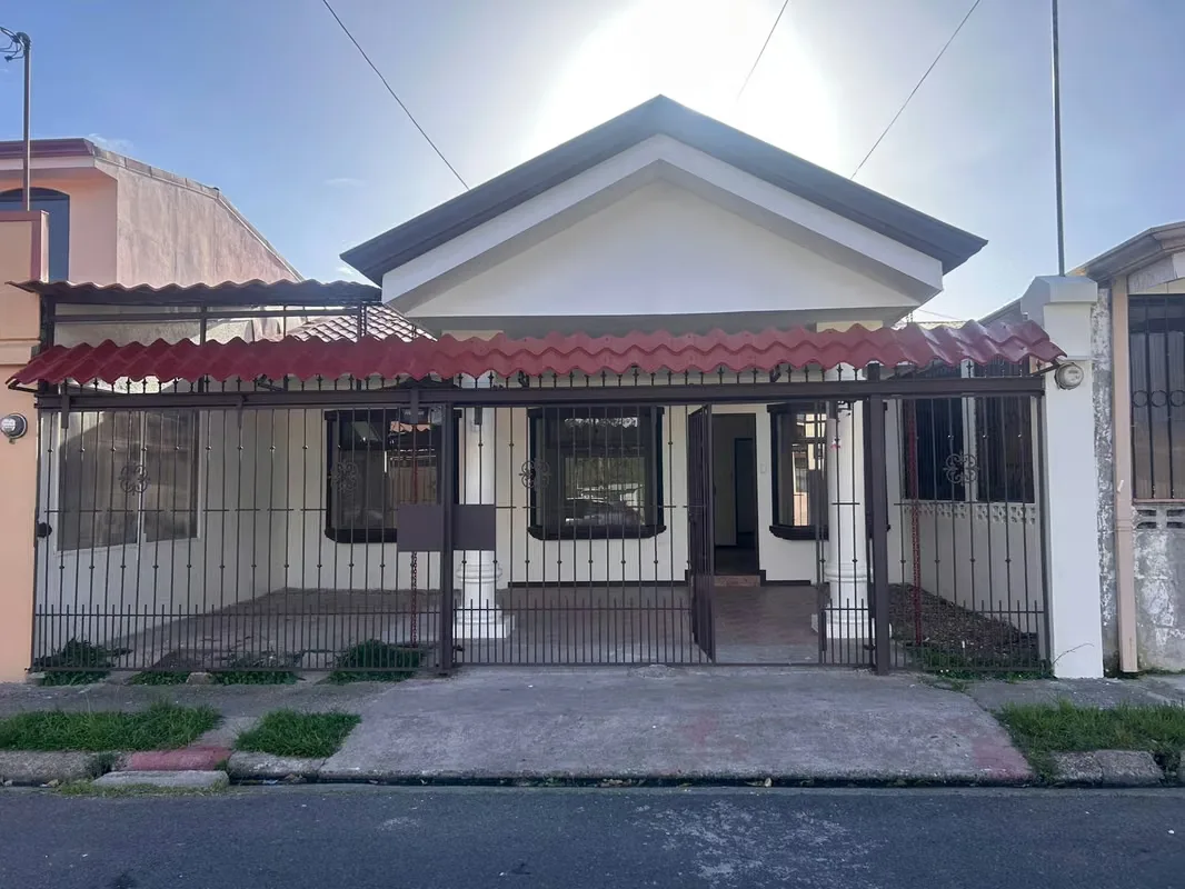 Casa con cochera para dos vehículos, dos habitaciones un baño, sala-comedor, cocina cuarto de pilas, terraza y bodega. 135 mestros construidos en zona de alta plusvalía