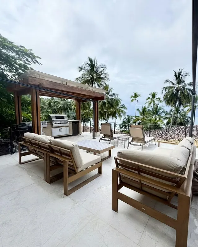 A residence on the exclusive Playa Escondida, completely remodeled with marble floors inside and out, fine woods, Pella brand windows with ... — photo 3