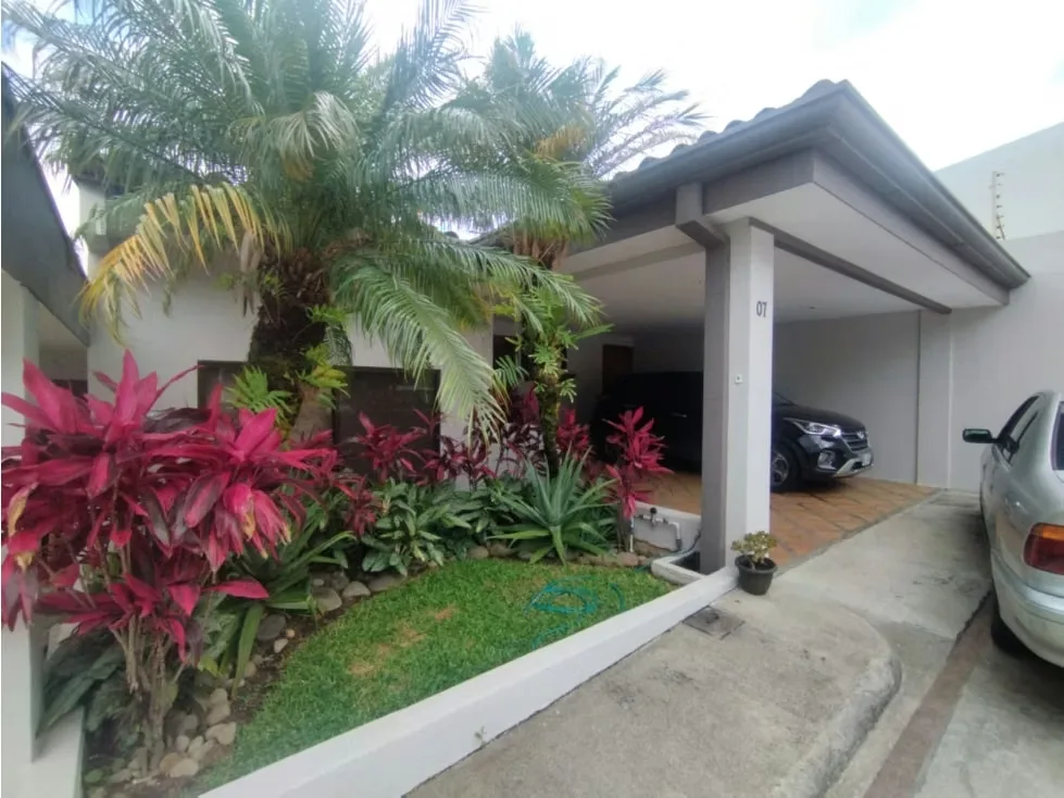 Se alquila esta hermosa casa que se encuentra en el condominio Lomas del Cielo en Guachipelín Norte y ofrece un diseño en varios niveles, con terrazas con espectaculares vistas, que ...