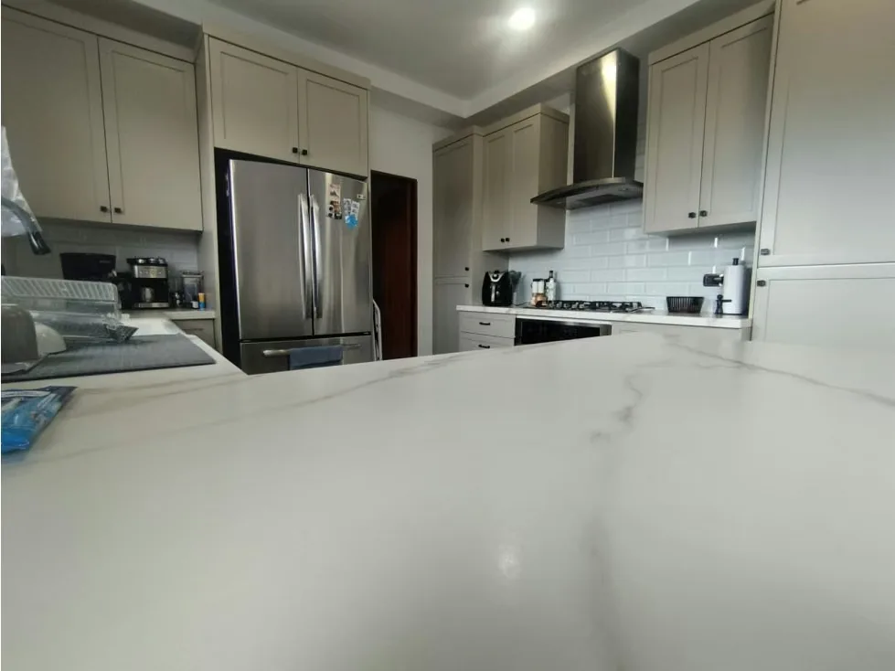 Se alquila esta hermosa casa que se encuentra en el condominio Lomas del Cielo en Guachipelín Norte y ofrece un diseño en varios niveles, con terrazas con espectaculares vistas, que ... — photo 2
