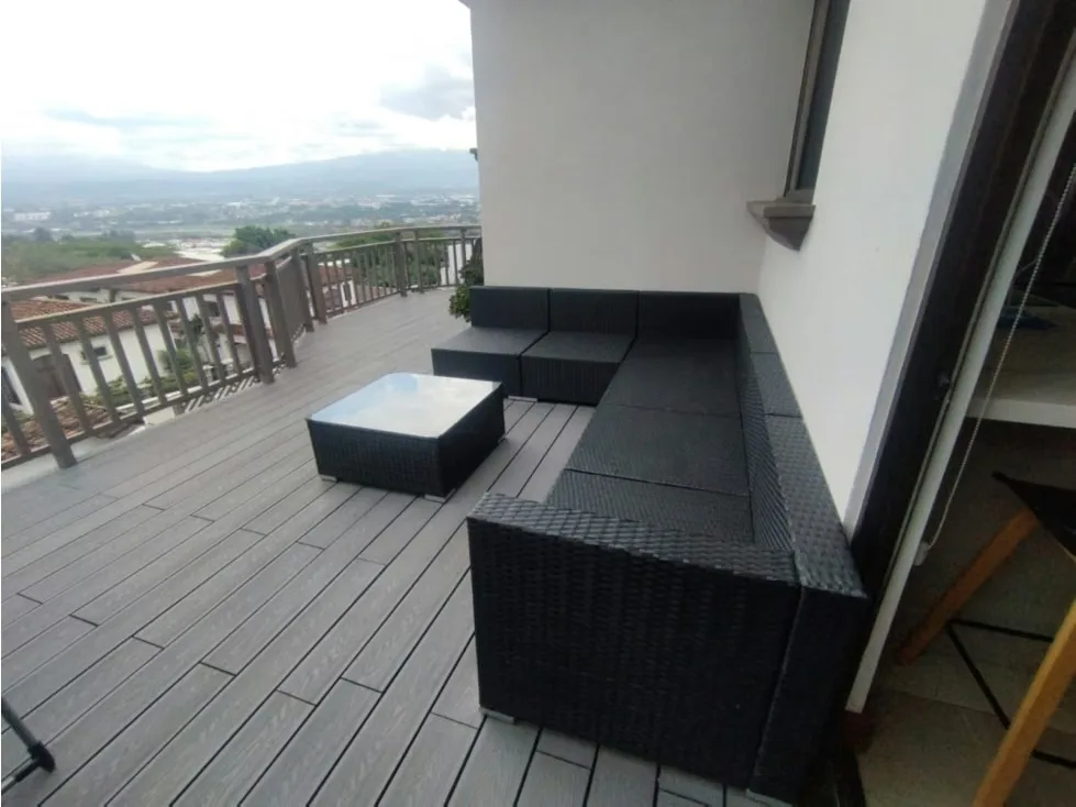 Se alquila esta hermosa casa que se encuentra en el condominio Lomas del Cielo en Guachipelín Norte y ofrece un diseño en varios niveles, con terrazas con espectaculares vistas, que ... — photo 3